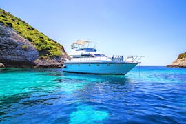 De boot op helder water tijdens de privé-boottocht rond Noord-Sardinië of Corsica georganiseerd door Maggior Leggero Tour La Maddalena