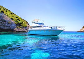 Our exclusive boat on the crystal clear water of Sardinia during the private boat trip around Sardinia and Corsica with Maggior Leggero Tour.