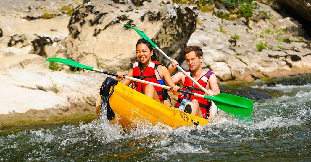 Dos personas reman por el río Ardèche y se divierten durante su alquiler de canoas de 12 km en Ardèche - Maxi tour, con ALB Canoes.