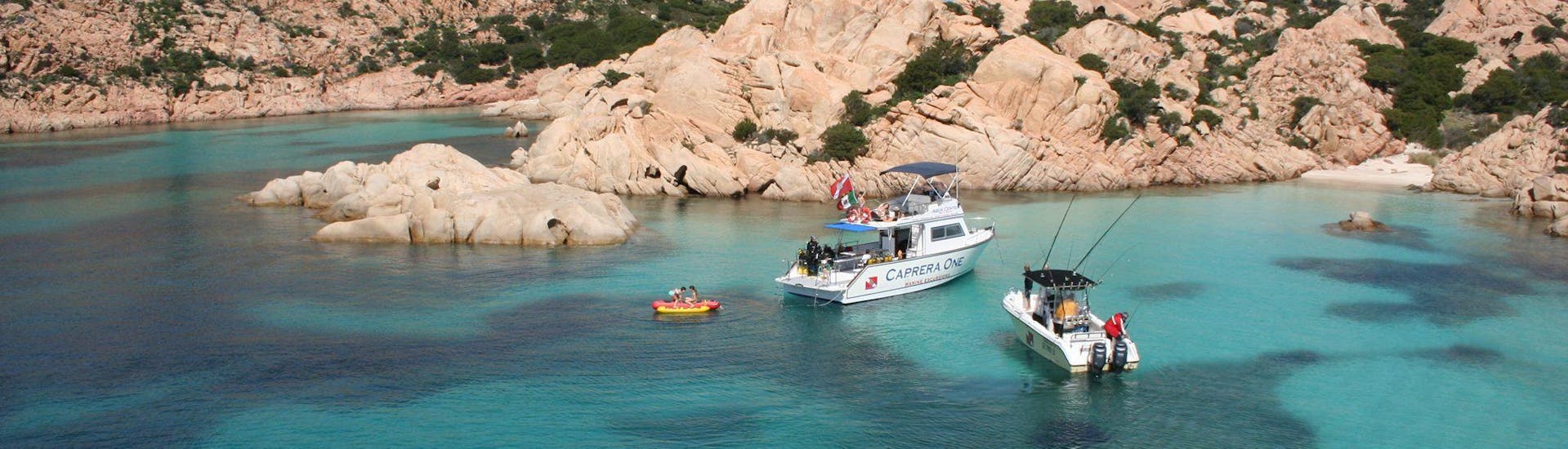 Giro in barca all'Isola di Caprera con soste snorkeling.