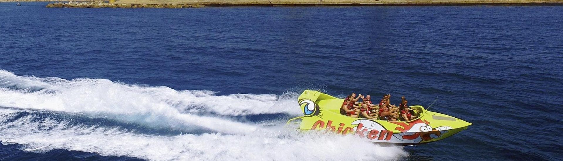 Des amis profitent de leur sortie Speed Boat 100% Adrénaline - Barcelone avec leur conducteur expérimenté de Five Star Barcelona.