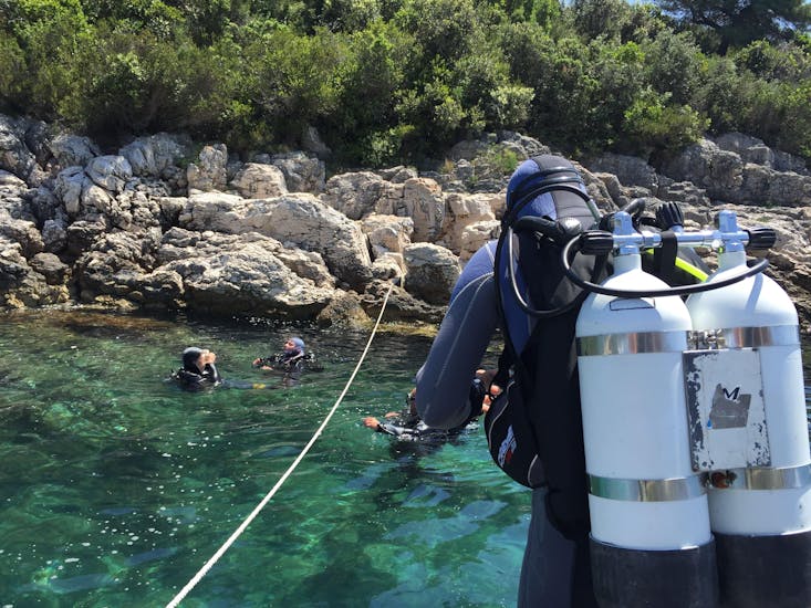 A diver ready to go into the water during Trial Scuba Diving in Hvar with Aqualis Dive Center Hvar.