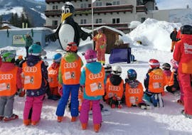 a group of children during their kids ski lessons Miniclub with skischule Tritscher.