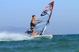 Lezioni private di windsurf a Chrisi Akti  da 8 anni con Paros Windsurf Center.