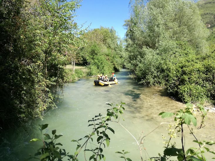 View of a rafting boat on the river Nera in a really green environment during the Easy Rafting on the River Nera with Rafting Nomad Vallo di Nera .