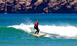 Un enfant montre ses compétences de surf lors d'un Cours de Surf pour Enfants & Adultes - Avancé avec Amado Surf School.