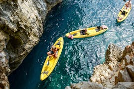 Zwei Kajaks von oben gesehen während der Seekajaktour auf Dugi Otok - Halbtagestour mit Kayak & Bike Adventure Zadar.