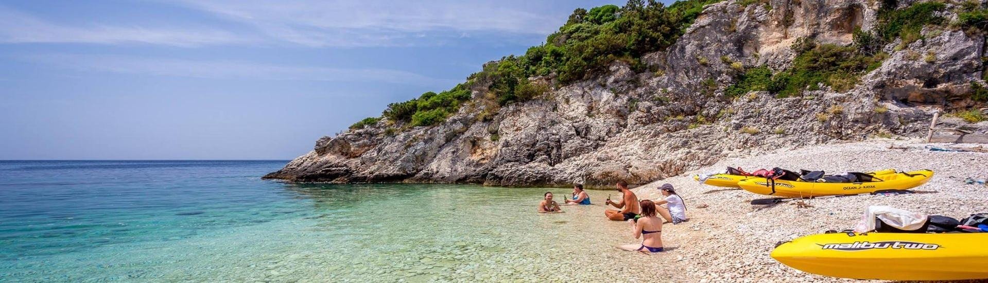 Die Leute machen eine Pause am Strand während der Seekajakfahrt auf Dugi Otok - Halbtagestour mit Kayak & Bike Adventure Zadar.