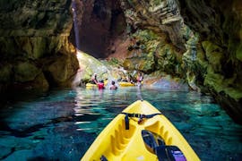 Menschen erforschen eine Höhle während der Seekajak- und Schnorcheltour auf Dugi Otok - Ganztagestour mit Kayak & Bike Adventure Zadar.
