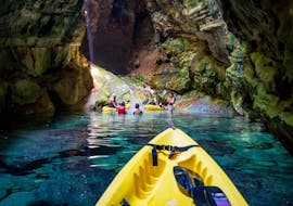 Menschen erforschen eine Höhle während der Seekajak- und Schnorcheltour auf Dugi Otok - Ganztagestour mit Kayak & Bike Adventure Zadar.