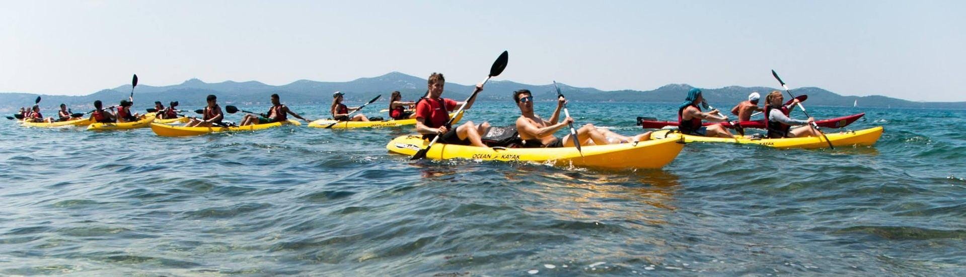 Eine Gruppe von Kajaks während der Sea Kayaking in Zadar - Halbtagestour mit Kayak & Bike Adventure Zadar.