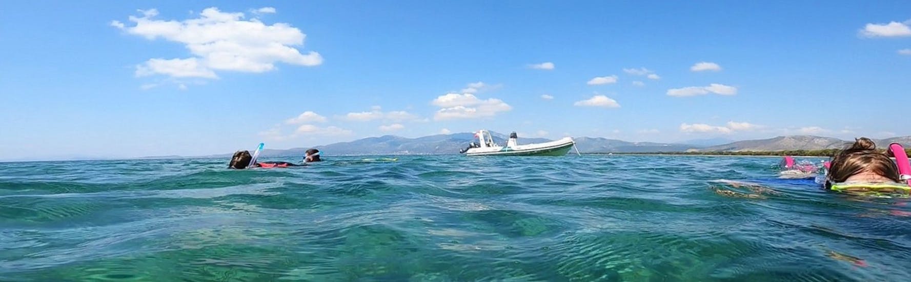 Boot op het water tijdens het snorkelen bij Athene - Nea Makri georganiseerd door Kanelakis Diving Experiences.