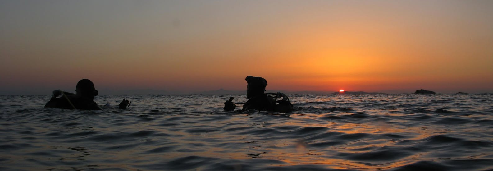 Sub in acqua durante le Immersioni guidate vicino ad Atene per subacquei certificati con Kanelakis Diving Experiences Nea Makri.
