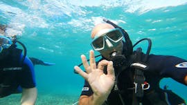 Taucher, der während eines Tauchkurses für Anfänger in der Nähe von Athen, der von Kanelakis Diving Experiences - Dimitris Kanelakis veranstaltet wird, in die Kamera schaut.