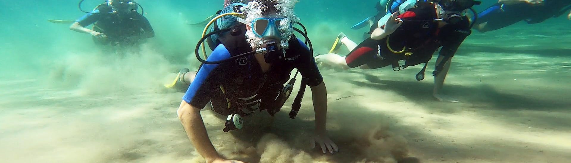 Duikers tijdens het duiken voor beginners bij Athene georganiseerd door Kanelakis Diving Experiences - Dimitris Kanelakis.