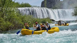 ALcune persone si divertono durante il Rafting classico sui fiumi Zrmanja e Krupa con Raftrek Adventure Travel Croatia.