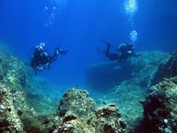 Twee duikers tijdens een tour met Scuba PADI Scuba Diver met Duikcursus voor beginners - PADI Scuba Diver met Kanelakis Diving Experiences Nea Makri.