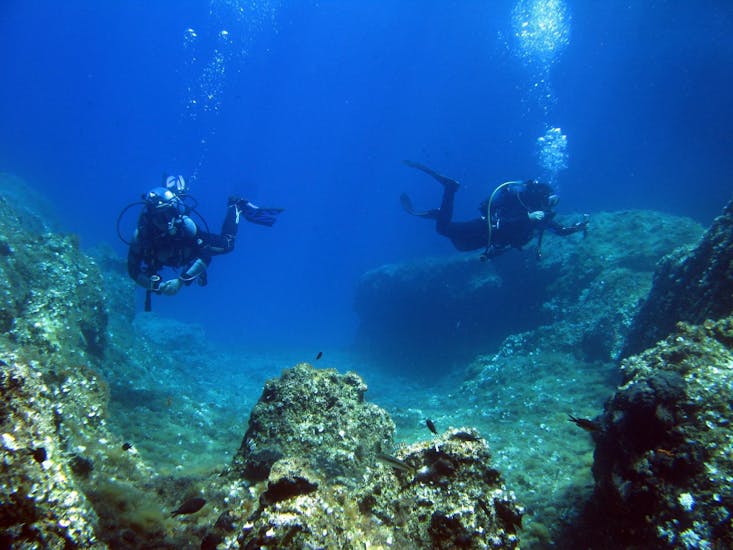 Due subacquei durante un tour con Scuba PADI Scuba Diver con Duikcursus voor beginners - PADI Scuba Diver met Kanelakis Diving Experiences Nea Makri.