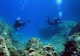 Two divers during a tour with Scuba  PADI Scuba Diver with Duikcursus voor beginners - PADI Scuba Diver met Kanelakis Diving Experiences Nea Makri.