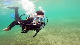 Un sub durante il Corso di immersione per principianti- PADI Open Water Diver con Kanelakis Diving Experiences Nea Makri.