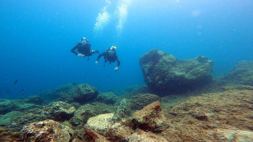 Divers during the scuba diving course for beginners hosted by diver Kanelakis Diving Experiences - Dimitris Kanelakis.