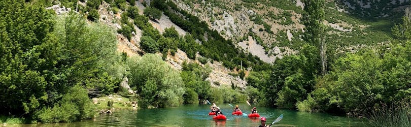 Alcune persone durante il Packrafting sui fiumi Zrmanja e Krupa con Raftrek Adventure Travel Croatia.