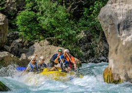 Alcune persone sul gommone durante il rafting classico sul fiume  Cetina con Raftrek Adventure Travel Croatia.