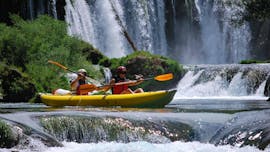 Due persone in kayak durante il Kayak classico sui fiumi Zrmanja e Krupa con Raftrek Adventure Travel Croatia.