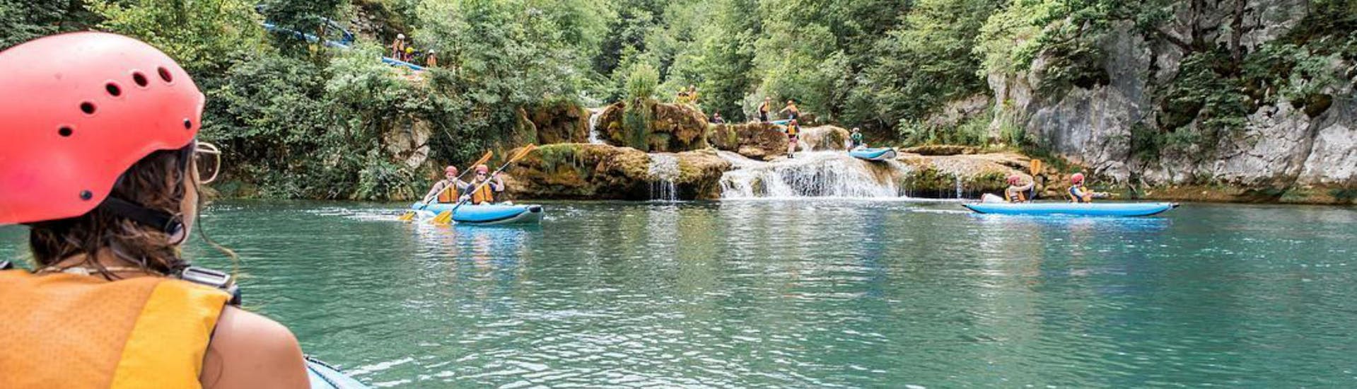 Alcune persone durante il kayak classico sul fiume Mreznica con Raftrek Adventure Travel Croatia.