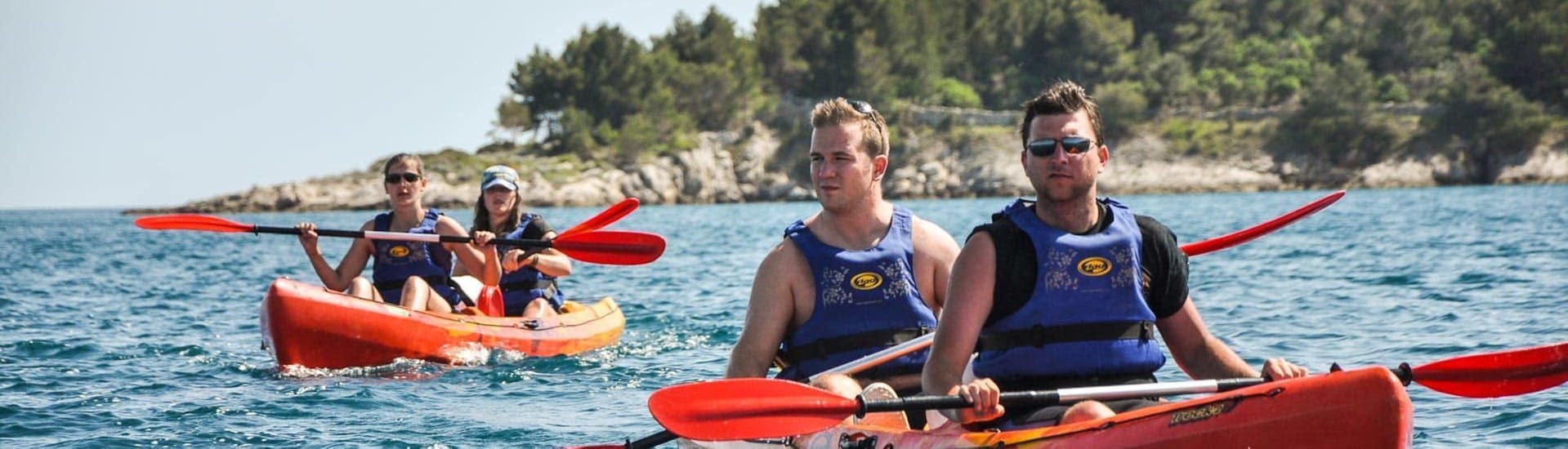 Alcune persone in kayak durante il giro in kayak da mare all'isola di Zlarin con Raftrek Adventure Travel Croatia.