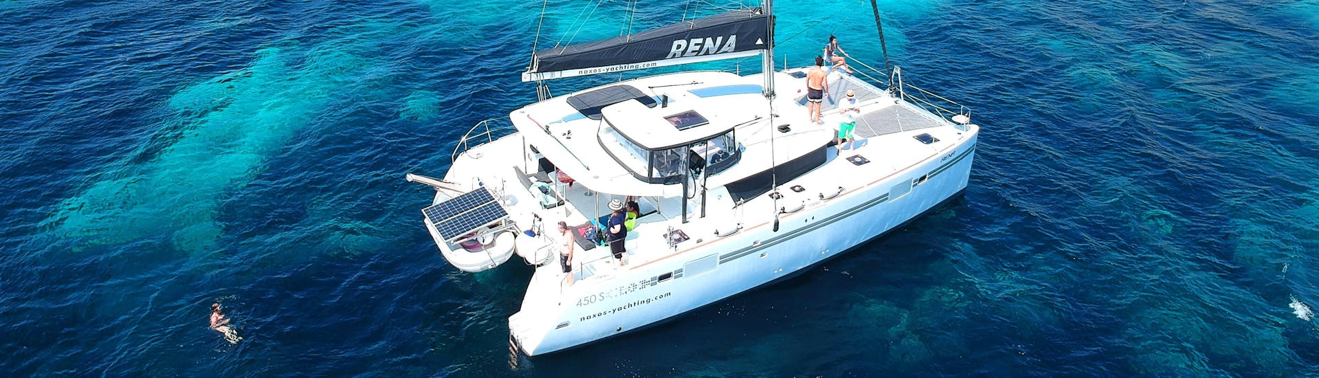 Il catamarano usato da Naxos Yachting per la Crociera di lusso da Naxos con sosta per lo snorkeling.