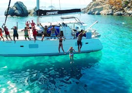 Freunde die in das kristallklare Wasser springen bei der Luxuriösen Katamarantour von Naxos mit Schnorcheln mit Naxos Yachting.