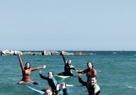 Gente en el mar durante una Clase Privada de Surf (desde 6 años) en Barcelona con Moloka'i SUP Center Barceloneta.