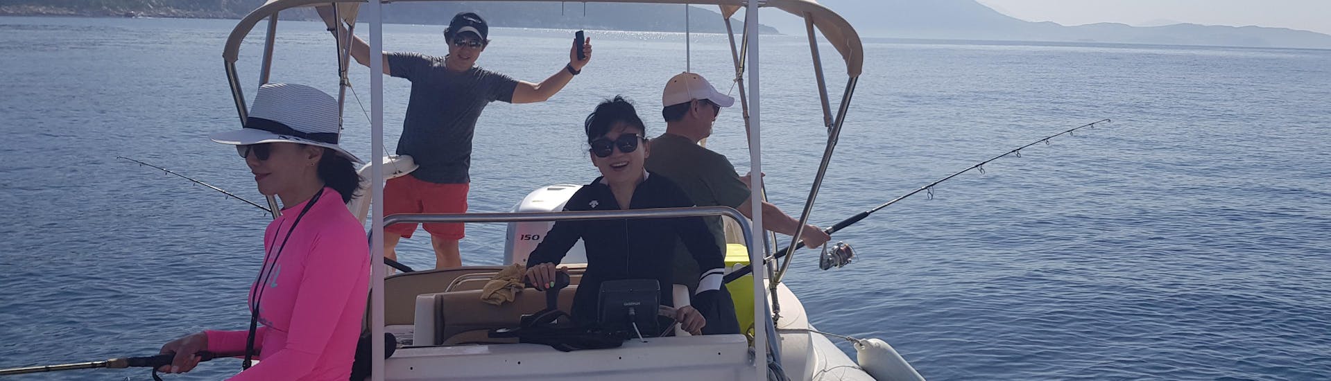 Gita privata in barca con pesca lungo la costa di Dubrovnik .
