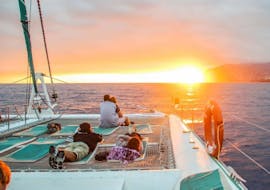 Menschen bewundern die Schönheit des Sonnenuntergangs während der Sonnenuntergangs-Katamaranfahrt mit Delphin- und Walbeobachtung mit VMT Madeira.