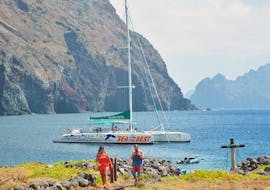 Der Katamaran während der Katamaran-Tagesfahrt zu den Desertas-Inseln mit VMT Madeira.