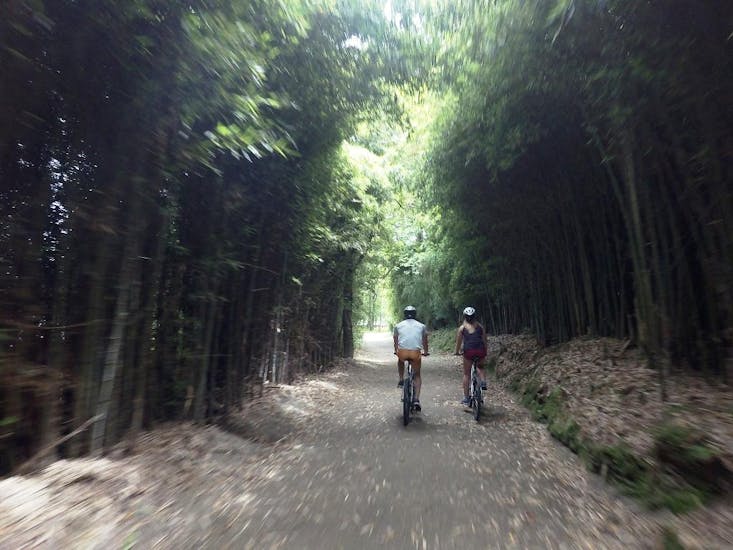 A couple is having fun during the Mountain Bike Tour around Lagoa das Furnas on São Miguel.
