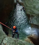 Ein Mann, der am Canyoning "Sensation" - Pont du Diable mit Térreo Canyoning teilnimmt, steigt in eine Höhle hinab.