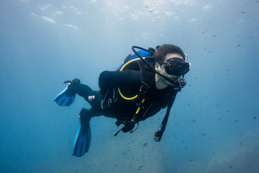 A scuba diver during the SSI Try Scuba for Beginners in Elba with Aquanautic Elba.