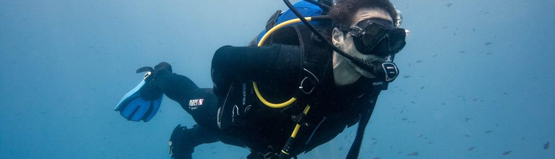 A scuba diver during the SSI Try Scuba for Beginners in Elba with Aquanautic Elba.