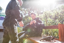 A person is wearing the equipment during the SSI Scuba Diver for Beginners in Elba with Aquanautic Elba.