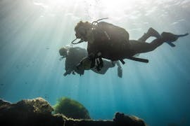 A person doing the SSI Open Water Diver Course for Beginners in Elba with Aquanautic Elba.