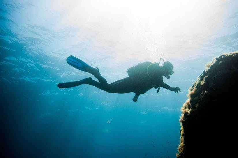 Eine Person, die den Kurs SSI Open Water Diver Tauchkurs für Anfänger in Elba mit Aquanautic Elba absolviert.