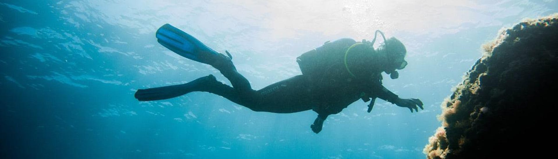 A person during the SSI Open Water Diver Course for Beginners in Elba with Aquanautic Elba.
