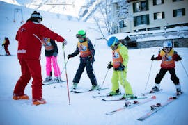 Kinderen nemen deel aan enkele Kinderskilessen (5-12 j.) voor Beginners bij de Skischool Stuben.
