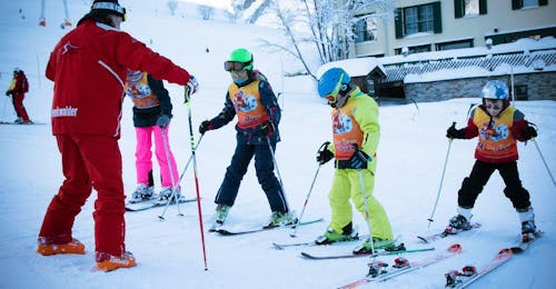 Kinder-Skikurs (5-13 J.) für Anfänger mit Schischule Stuben Die Kinder nehmen an einem Kinder-Skikurs (5-12 J.) für Anfänger mit der Skischule Stuben teil.