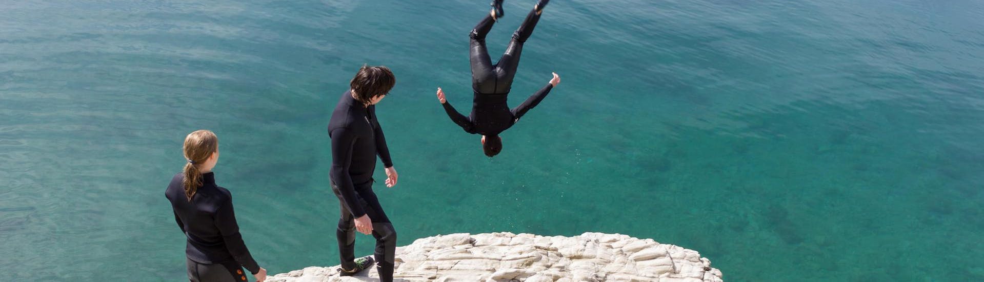 Un groupe d'hommes sautant d'une falaise lors d’un deepwater soloing organisé par Iris Adventures Dalmatia près de Split.