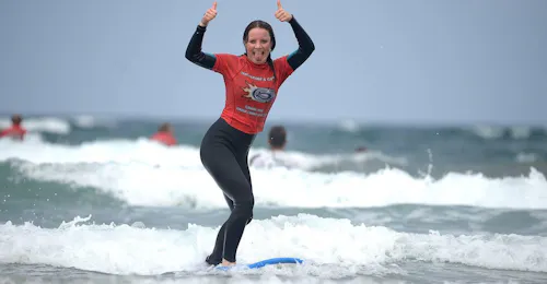 Cours de surf à Caleta de Famara (dès 10 ans) pour Débutants avec Calima Surf School Lanzarote Cours de surf à Caleta de Famara (dès 10 ans) pour Débutants avec Calima Surf School Lanzarote.