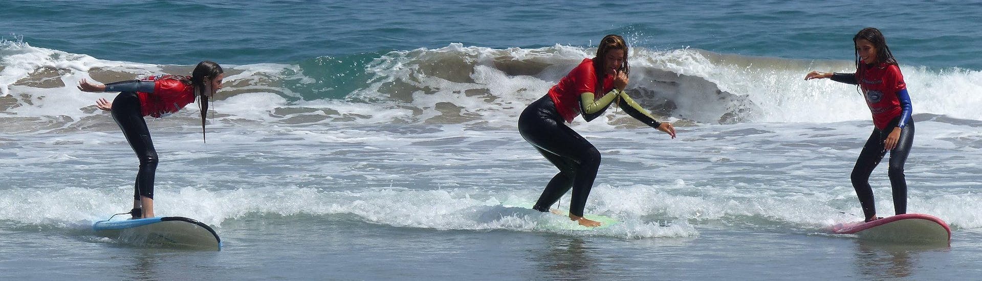 Surflessen vanaf 12 jaar voor alle niveaus.