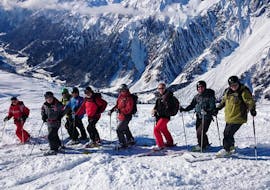 Adults are taking a short break during the adult ski lessons for beginners with ski school Stuben.